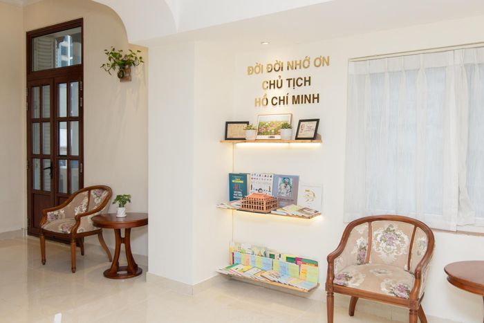 Khách sạn Grand Saigon phát triển Không gian văn hóa Hồ Chí Minh ở lầu 4 kết hợp với trưng bày nhiều đầu sách lịch sử - văn hóa ở TP.HCM cho độc giả. Ảnh: Phương Lâm.