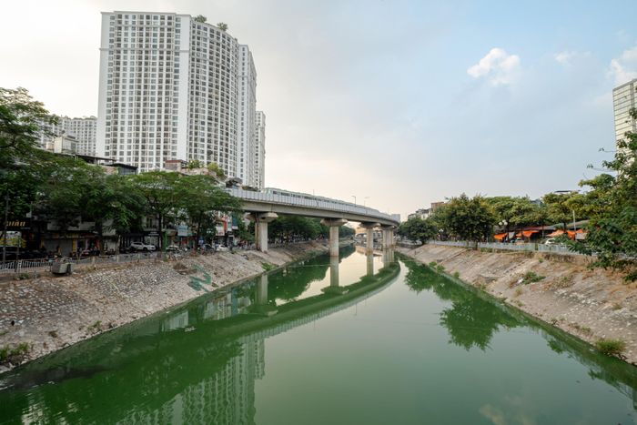 Những ngày gần đây, nhiều đoạn sông Tô Lịch xuất hiện nước chuyển màu đen, nổi váng trên bề mặt. Tình trạng này ảnh hưởng đến cảnh quan và sinh hoạt của người dân dọc hai bên bờ.