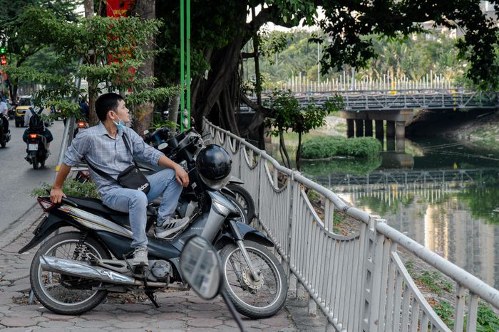 Ông Trần Trung Đức (50 tuổi, phường Đống Đa) cho biết thường xuyên đi qua khu vực sông Tô Lịch do yêu cầu công việc. Theo ông, trước đây thỉnh thoảng khu vực có mùi hôi, nhưng gần đây, khi thời tiết nắng nóng, mặt nước xuất hiện nhiều mảng đen. Dù nhận thấy tình trạng này, ông vẫn phải đi qua hàng ngày và dần quen với mùi khó chịu.