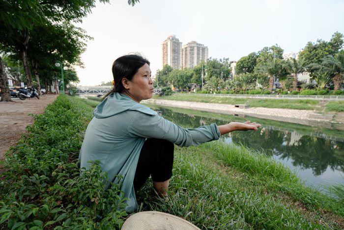 “Khoảng 3 ngày gần đây, trời nắng nóng gay gắt, mùi hôi từ sông bốc lên rõ hơn. Tôi thường tranh thủ nghỉ ngơi ven bờ sau thời gian làm việc, nhưng mùi khó chịu khiến việc ngồi nghỉ không thoải mái, đôi lúc còn cảm thấy đau đầu.”, bà Nguyễn Thị Nhung (55 tuổi, phường Thanh Xuân) chia sẻ.