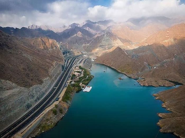  UAE vẫn nóng tới 43 độ C giữa mùa thu. Ảnh: Gulf News. 
