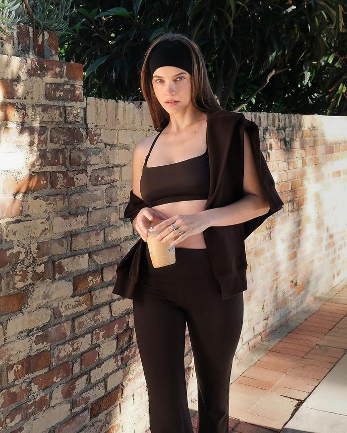 Để chuẩn bị cho màn tái xuất tại Victoria’s Secret Fashion Show, Barbara Palvin ưu tiên chế độ dinh dưỡng cân bằng thay vì ép cân cấp tốc. Trong thai kỳ, cô chú trọng thực phẩm hữu cơ, sau đó tiếp tục duy trì thói quen ăn uống lành mạnh. Nữ người mẫu sinh năm 1993 lựa chọn các bài tập nhẹ nhàng, rồi tăng cường độ tùy theo khả năng hồi phục của cơ thể. Trước đây, khi chuẩn bị cho show diễn năm 2018, cô từng tập gym tới 10 buổi mỗi tuần, kết hợp các bài đá chân sau, chùng chân và tập dây thừng để rèn sức bền, săn chắc cơ bắp.