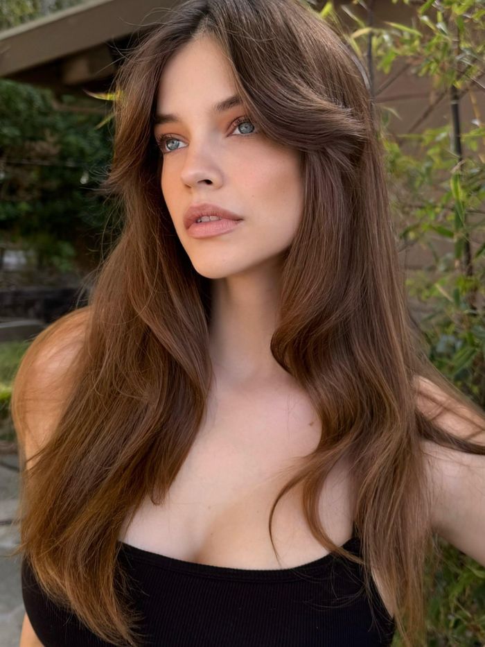 Sinh năm 1993 tại Budapest, Hungary, Barbara Palvin được một công ty thời trang phát hiện khi mới 13 tuổi trong một lần đi dạo cùng mẹ ở quê nhà. Cô sớm bước chân vào ngành thời trang, thực hiện bộ ảnh tạp chí đầu tiên năm 2006 rồi sang châu Á phát triển sự nghiệp. Năm 2010, Palvin ra mắt sàn diễn quốc tế tại Tuần lễ thời trang Milan với bộ sưu tập của Prada. Từ đó, cô dần trở thành gương mặt quen thuộc trên các tạp chí thời trang danh tiếng và chiến dịch quảng cáo.