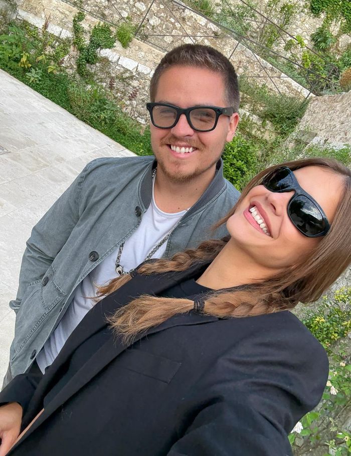Barbara Palvin có cuộc hôn nhân viên mãn bên tài tử Dylan Sprouse. Đôi uyên ương bắt đầu hẹn hò từ năm 2018, sau lần gặp gỡ tại một bữa tiệc ở New York. Cặp đôi đính hôn vào tháng 9/2022 và tổ chức đám cưới tại quê nhà của Palvin vào tháng 7/2023. Sau nhiều năm gắn bó, họ đón con gái đầu lòng Sylvie vào tháng 9 vừa qua. Sprouse luôn ủng hộ sự nghiệp của vợ, thường xuyên xuất hiện tại các sự kiện để cổ vũ bà xã. Tại Victoria’s Secret Fashion Show năm nay, anh ngồi dưới hàng ghế đầu, nhiệt tình vỗ tay và hôn gió khi vợ sải bước trên sàn diễn. 