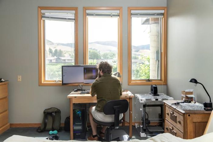  Weis làm việc trên máy tính tại nhà bố mẹ. Ảnh: Dan Krauss/WSJ. 