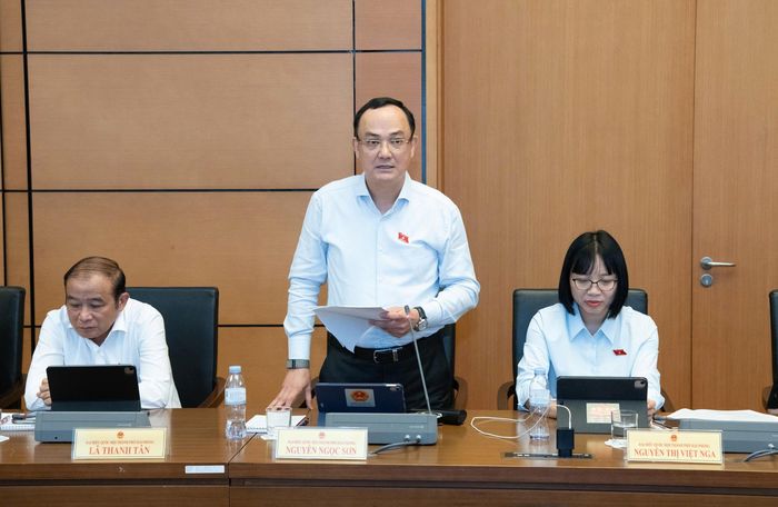  Đại biểu Nguyễn Ngọc Sơn (đoàn TP Hải Phòng) đề xuất để HĐND cấp tỉnh quy định đồng thời tỷ lệ bồi thường và bảng giá đất để bảo đảm đồng bộ. Ảnh: Lam Hiển/Báo Đại biểu Nhân dân. 