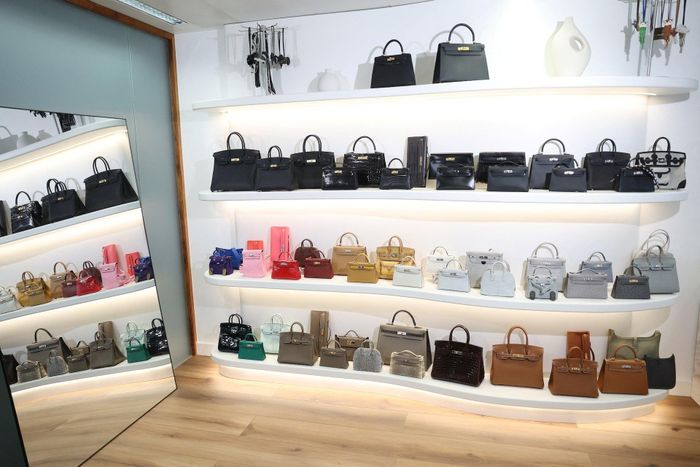  Bên trong cửa hàng chuyên kinh doanh túi Hermès đã qua sử dụng ở khu Knightsbridge (London, Anh). Ảnh: Suzanne Plunkett/Reuters.