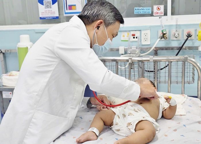 Bác sĩ Lê Bình Bảo Tịnh, Phó khoa phụ trách khoa Hô hấp, Bệnh viện Nhi đồng 1 khám cho bệnh nhi bị viêm phổi. Ảnh: Nguyễn Thuận.