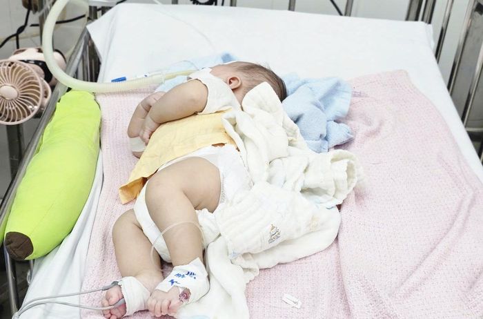 Những trẻ có bệnh nền, sinh non thường diễn tiến bệnh nặng hơn những trẻ khác. Ảnh: Nguyễn Thuận.