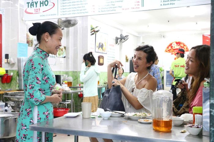  Bà Loan niềm nở chào hỏi, giới thiệu món ăn với thực khách. Ảnh: Trang Thư. 