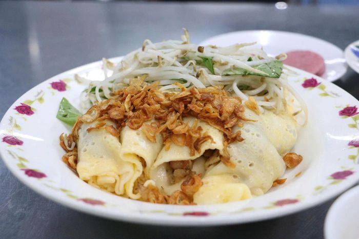  Từ món ăn chính cho đến đồ ăn kèm đều do bà Loan và nhân viên tự làm. Ảnh: Trang Thư. 