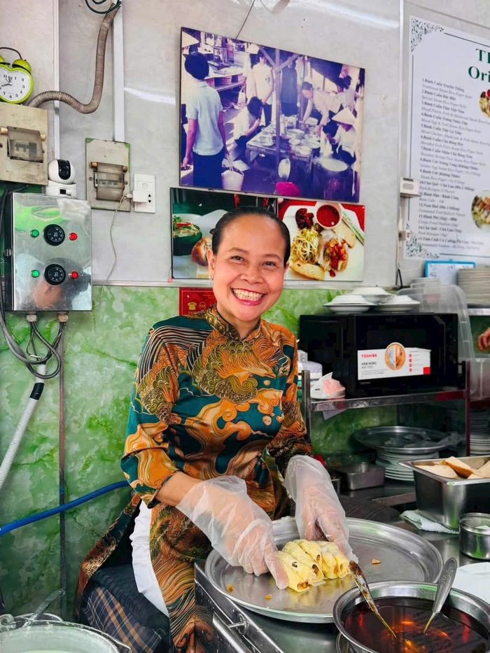  Thực khách gần như không thấy bà Loan mặc trang phục trùng trong 1 năm. Ảnh: Nhân vật cung cấp. 