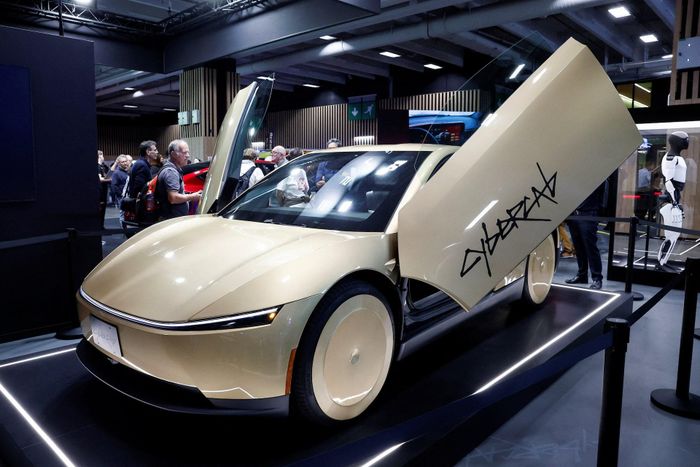  Mẫu xe Cybercab được trưng bày tại Triển lãm ôtô Paris, Pháp vào tháng 10. Ảnh: Reuters. 