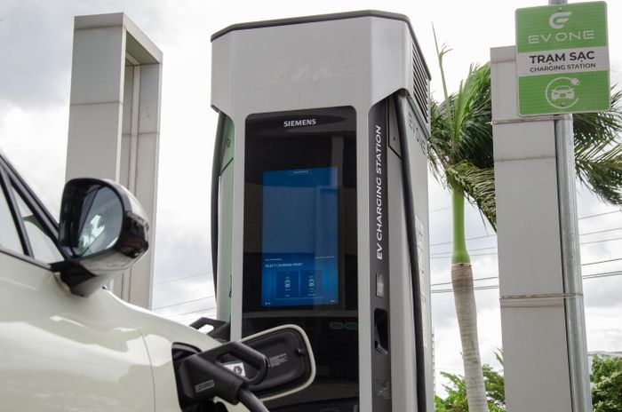  Các trụ sạc nhanh DC với công suất đỉnh khoảng 160-350 kW đã có thể rút ngắn đáng kể thời gian sạc. Ảnh minh họa: Phúc Hậu. 