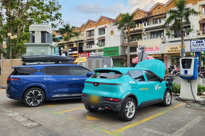 Trụ sạc với công suất sạc cao đến mức "siêu nhanh" vẫn còn khá hiếm tại Việt Nam. Ảnh: Hoàng Tuấn, Phúc Hậu.