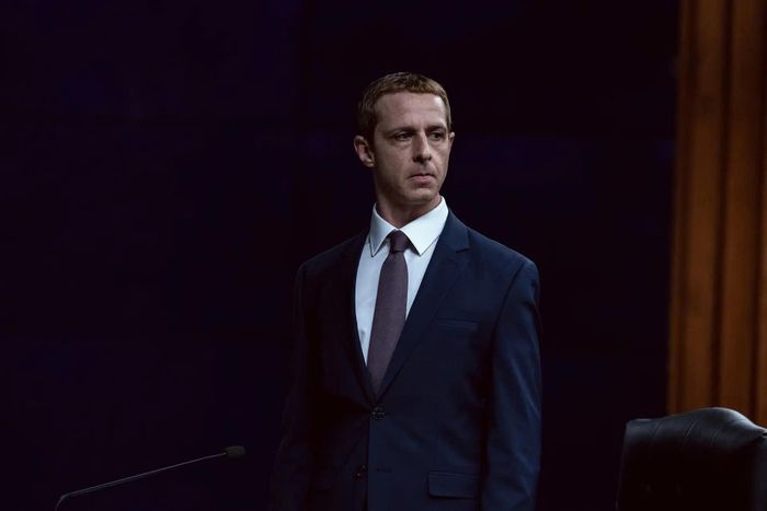 Jeremy Strong hóa thân vào vai Mark Zuckerberg trong phim The Social Reckoning. Ảnh: Sony.