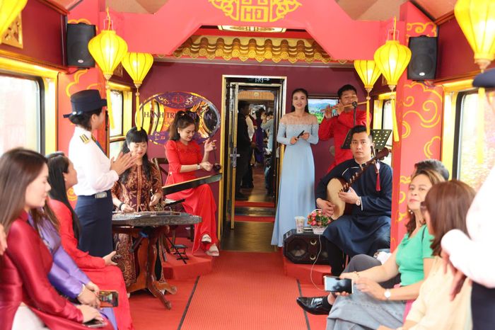  Mỗi đoàn tàu có 5 toa ghế mềm điều hòa và một toa sinh hoạt cộng đồng, nơi tổ chức các hoạt động trải nghiệm văn hóa, thưởng thức ẩm thực địa phương. Ảnh: VNR. 