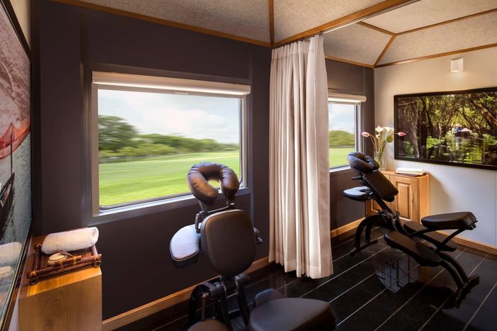  Dịch vụ trên tàu còn có 30 phút spa trị liệu đầu và vai cho mỗi hành khách. The Vietage cũng chuẩn bị thực đơn riêng cho trẻ nhỏ, người ăn kiêng cùng các trò chơi vận động. Ảnh: ĐVCC. 