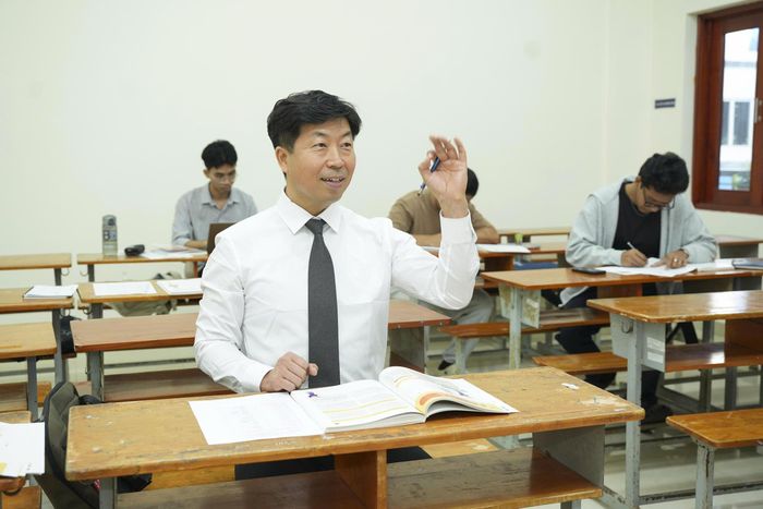  Ông Choi Chang-young học thạc sĩ tại trường Đại học Mở TP.HCM. Ảnh: NTCC.