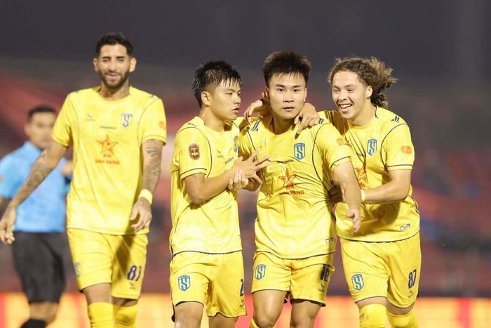  Nguyễn Quang Vinh (giữa) là một trong những nội binh thi đấu nổi bật nhất giai đoạn đầu V.League 2026/27. Ảnh: SLNA. 