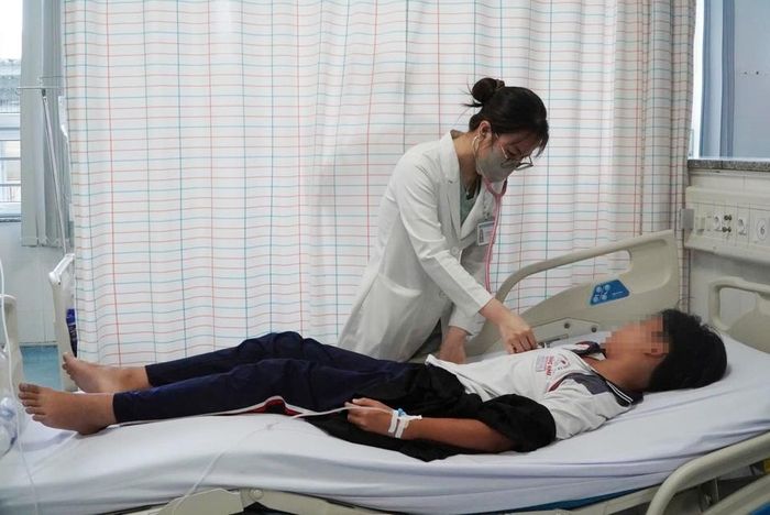  Bệnh nhân nghi ngộ độc sau khi ăn bánh mì đang được điều trị tại bệnh viện. Ảnh: BVCC.