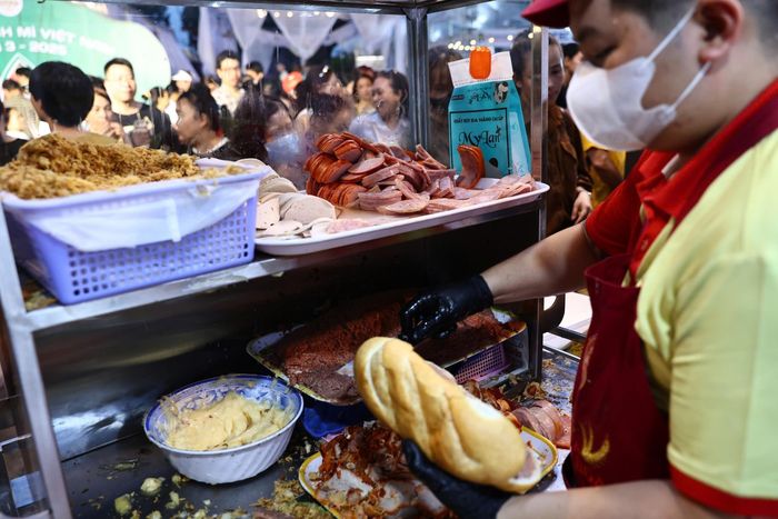  Pate, bơ, sốt trứng, thịt nguội, giò chả, xíu mại cùng rau sống, dưa leo, ngò gai và đồ chua dễ gây ngộ độc nếu không bảo quản đúng cách. Ảnh: Tường Vi.