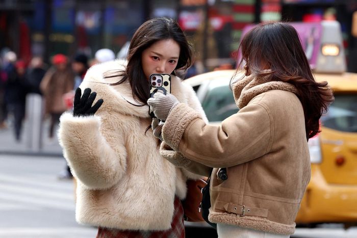 Khi tiền bạc thành nguyên nhân gây bất đồng, nhiều người trẻ chọn thỏa thuận trước và chia sẻ chi phí công bằng để giữ tình bạn. Ảnh minh họa: Reuters.