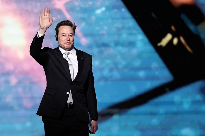  Tài sản của tỷ phú Elon Musk có thể tăng thêm hơn 110 tỷ USD nếu thương vụ sáp nhập thành công. Ảnh: Reuters. 