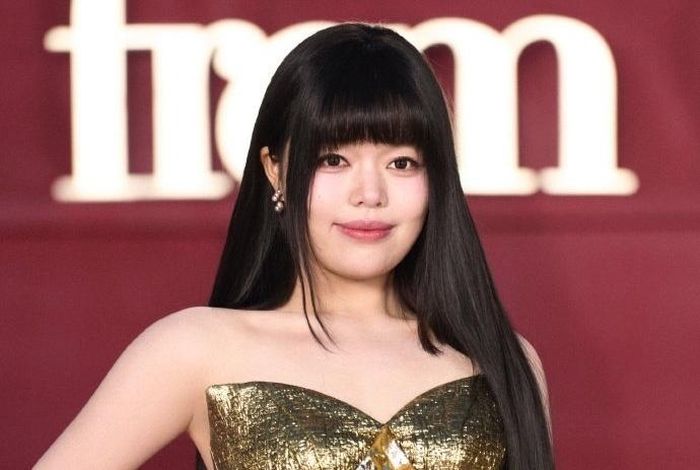 Audrey Houben gây chú ý khi tháo mặt nạ trên thảm đỏ Harper’s Bazaar Trung Quốc ngày 21/10. Ảnh: Sina.