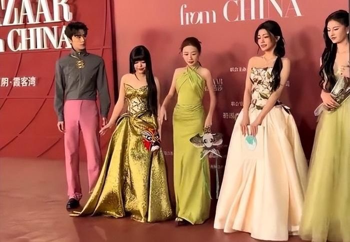 Audrey Houben bên dàn khách mời tại sự kiện. Ảnh: Sina.
