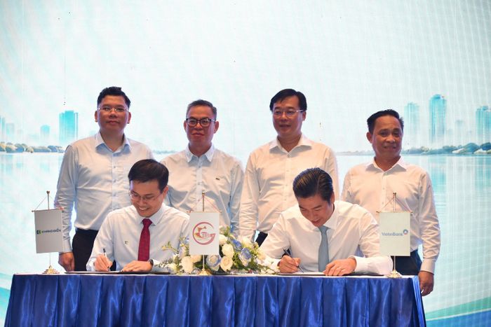  Đại diện Khang Điền và VietinBank ký kết hợp đồng tín dụng gần 13.500 tỷ đồng cho dự án chỉnh trang đô thị Mả Lạng và Chợ Gà - Gạo tại TP.HCM. Ảnh: Liên Phạm. 