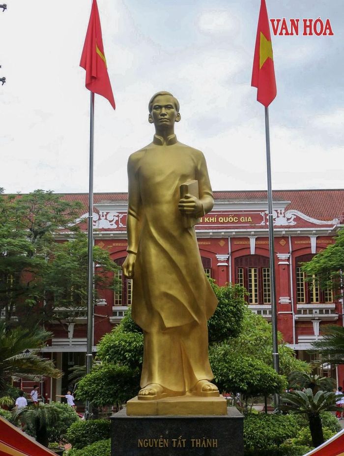 Bức tượng thanh niên Nguyễn Tất Thành đặt ngay vị trí trung tâm của trường. Ảnh: S.Thùy