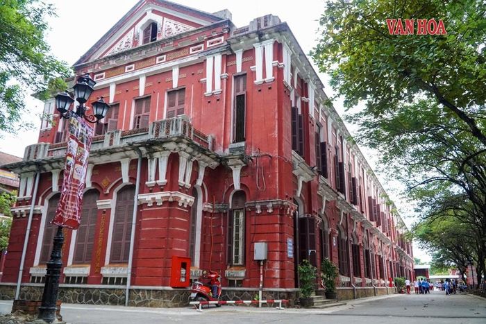 Dấu ấn không gian kiến trúc của Trường THPT chuyên Quốc Học. Ảnh: S.Thùy