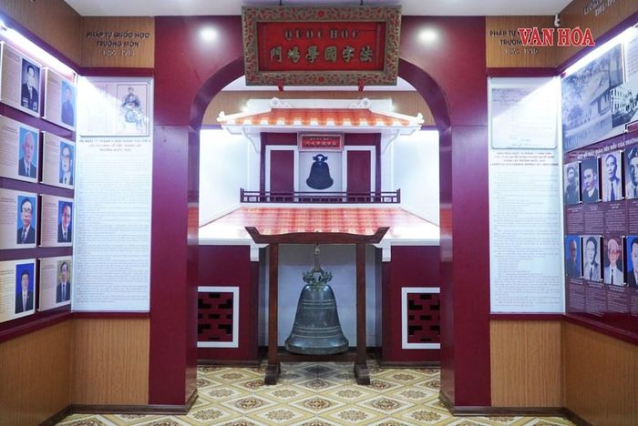 Tấm biển "Pháp tự Quốc học Trường môn" và chuông của Trường Quốc Học xưa được lưu giữ tại Nhà truyền thống. Ảnh: S.Thùy