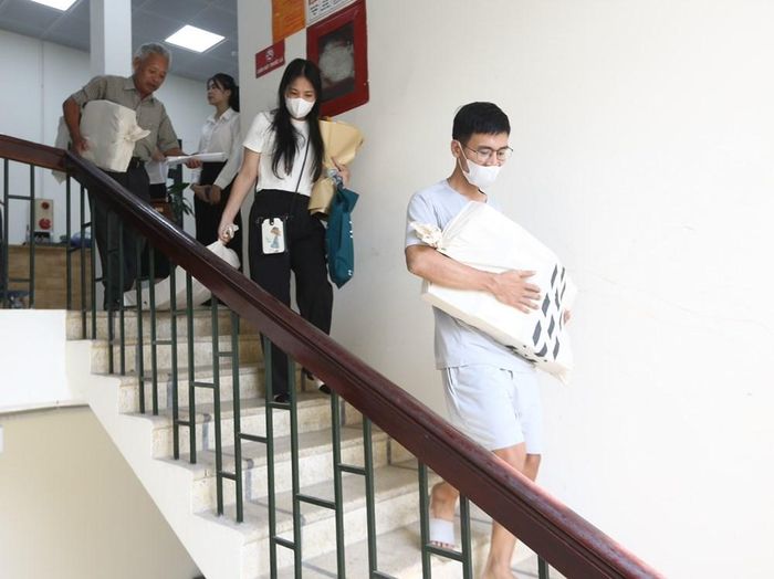 Nhiều người lựa chọn chuyển ngay tiền đền bù vào tài khoản tiết kiệm điện tử, số khác nhận tiền mặt mang về