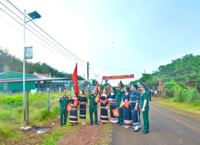 Hệ thống đèn chiếu sáng góp phần giúp người dân vùng biên giới đi lại thuận tiện, an toàn hơn khi đêm xuống
