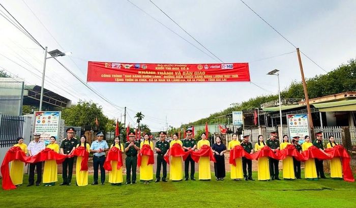Lãnh đạo các đơn vị thuộc Khối thi đua số 8, Bộ Quốc phòng cắt băng khánh thành công trình “Sao sáng buôn làng” tại thôn Ia Chía, xã Ia Nan, tỉnh Gia Lai
