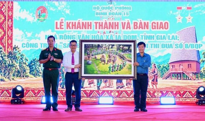 Đại tá Khuất Bá Cao, Bí thư Đảng ủy, Phó Tư lệnh Binh đoàn 15 trao quà lưu niệm tặng xã Ia Dom