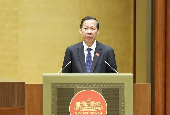 Chủ nhiệm Ủy ban Kinh tế và Tài chính Phan Văn Mãi trình bày Báo cáo thẩm tra