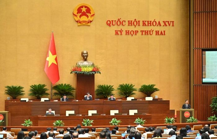 Chủ nhiệm Ủy ban Kinh tế và Tài chính Phan Văn Mãi trình bày báo cáo thẩm tra