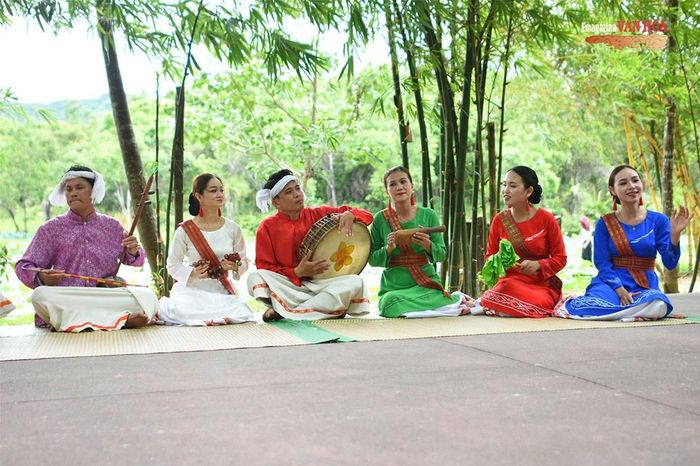 Nghệ sĩ trình diễn nhạc cụ truyền thống trong chương trình giới thiệu văn hóa Chăm