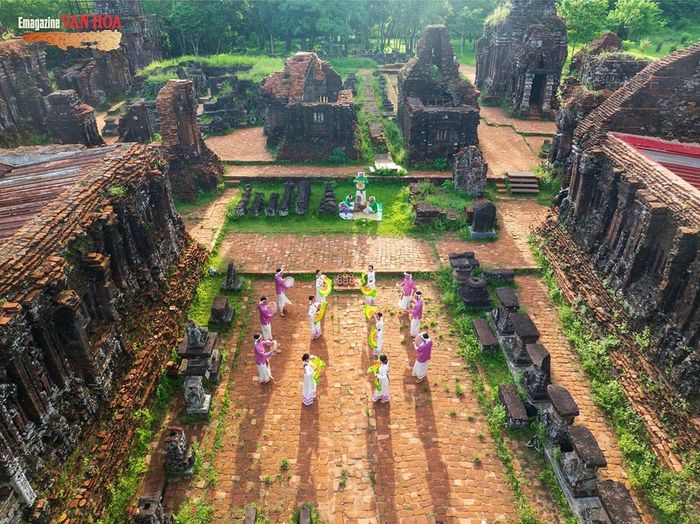 Biểu diễn nghệ thuật Chăm phục vụ khách tham quan Khu đền tháp Mỹ Sơn