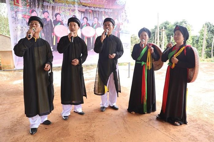 Một tiết mục trong buổi sinh hoạt của CLB hát dân ca Quan họ Bắc Ninh thôn Ea Kanh