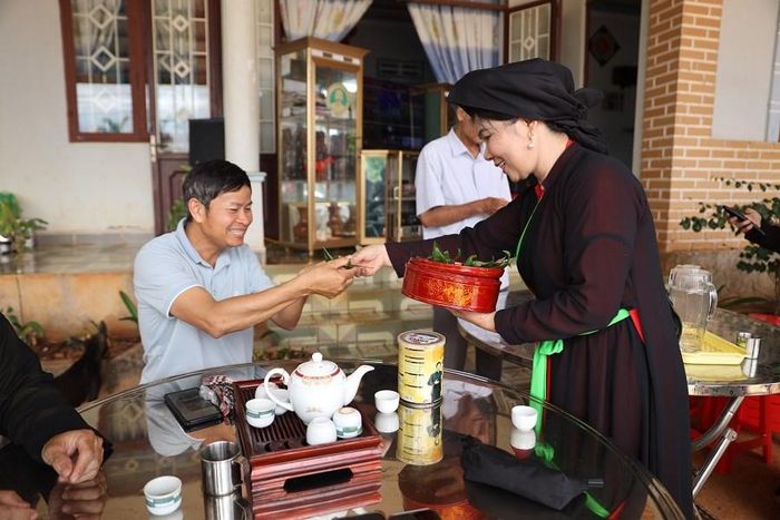 Những miếng trầu têm cánh phượng được mời nhau trong buổi hát quan họ