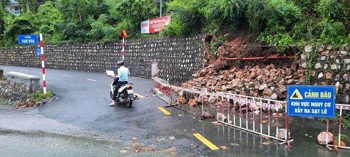 Lối vào khu du lịch đảo Dấu vẫn còn các biển cảnh báo tại những vị trí hư hỏng, chưa được khắc phục