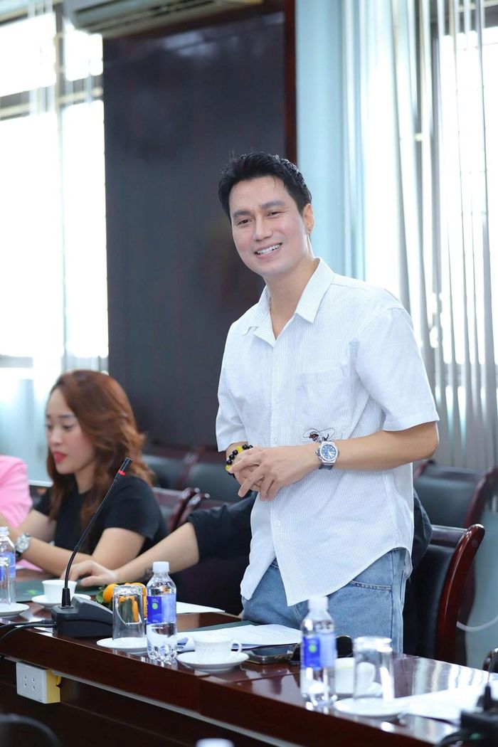 Diễn viên Việt Anh phát biểu tại họp báo