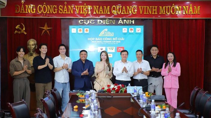 Các đại biểu, nghệ sĩ, diễn viên chụp ảnh lưu niệm tại họp báo