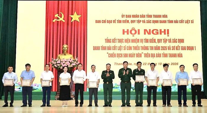 Dịp này, các tập thể, cá nhân xuất sắc được UBND tỉnh tặng Bằng khen, Bộ CHQS tỉnh tặng Giấy khen. Ảnh: Hoàng Lan