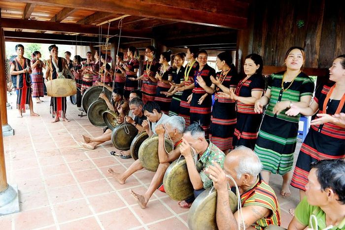 Các hoạt động văn hóa, thể thao dân tộc tạo không gian giao lưu, gắn kết cộng đồng và gìn giữ những giá trị truyền thống. Ảnh: Quang Vinh