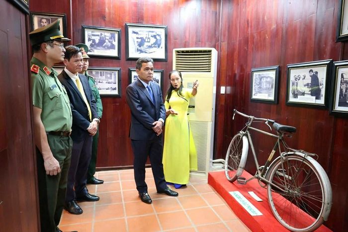 Không gian trưng bày tại Khu lưu niệm lưu giữ những tư liệu, hiện vật gắn với cuộc đời và sự nghiệp của Thủ tướng Phạm Văn Đồng